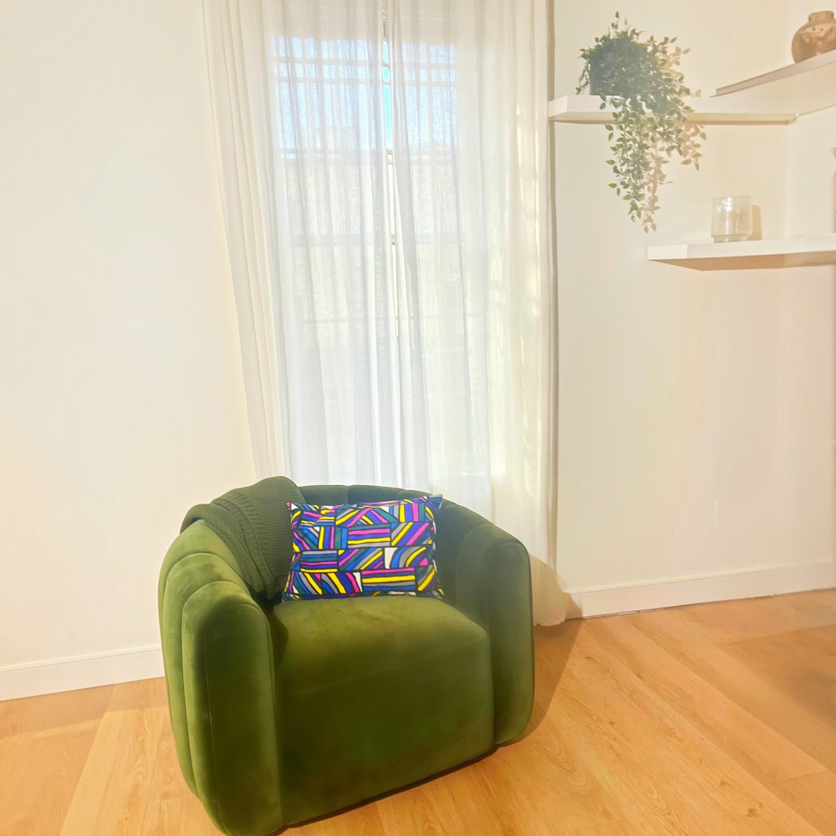 HD Decor Good Vibes JR decorative pillowcase with vibrant geometric pattern on a green velvet armchair